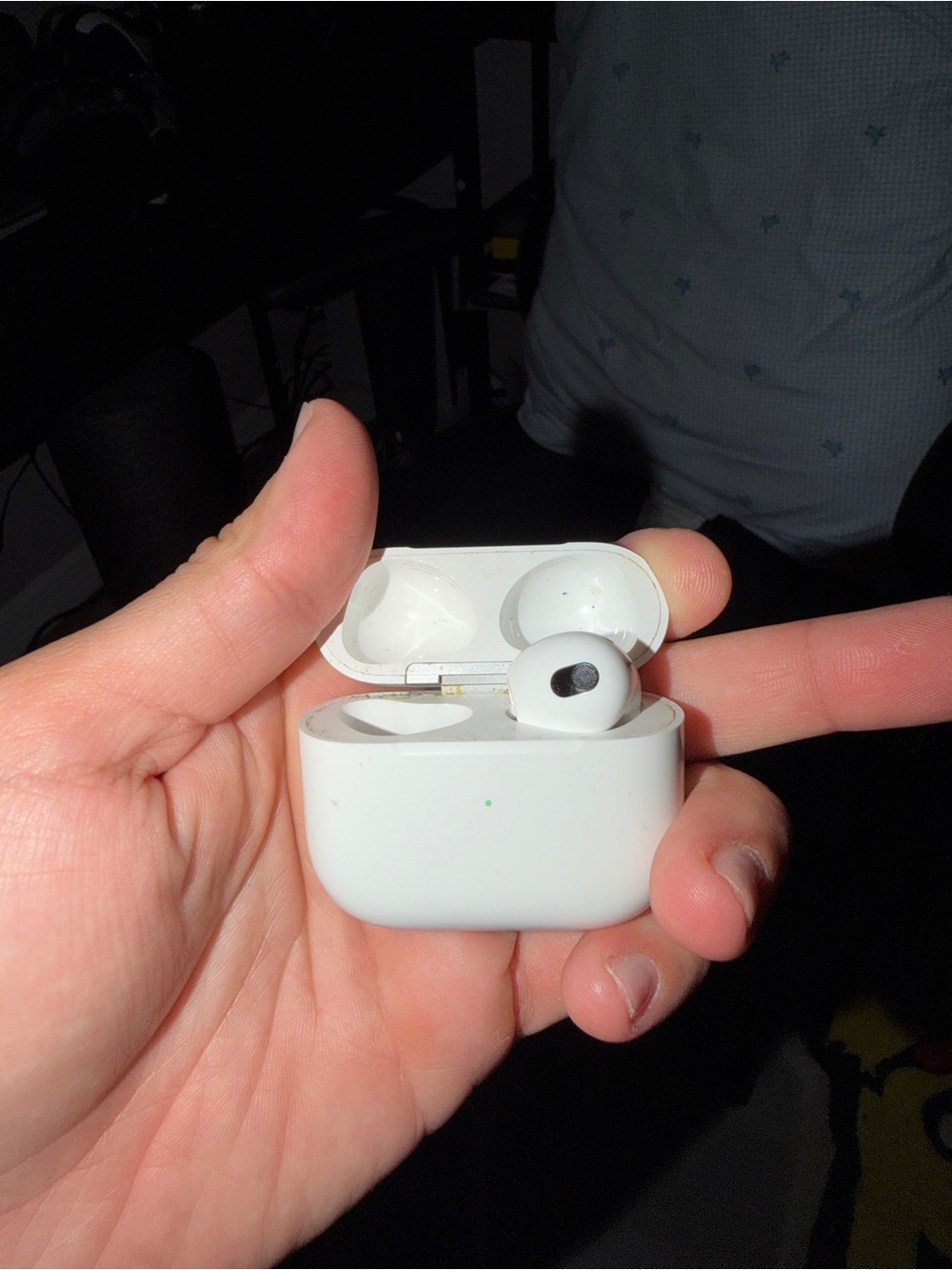 Apple White On-Ear Wireless Earbuds with Charging Case